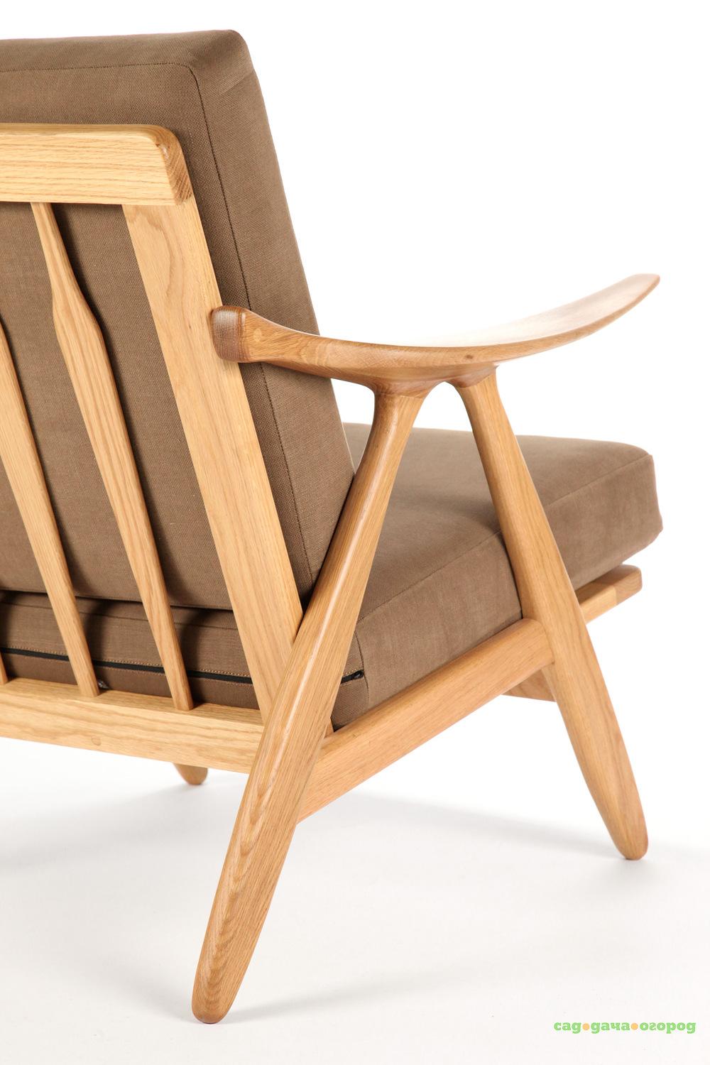 легкое кресло для отдыха на деревянном каркасе