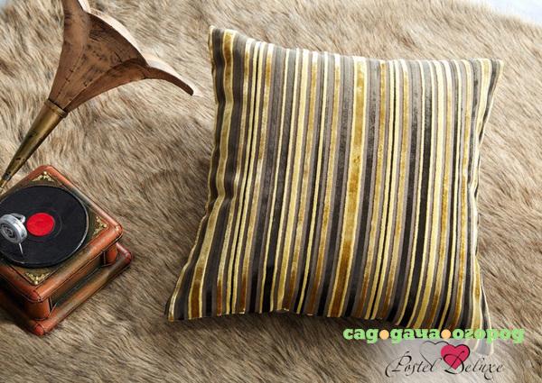 Фото Декоративная подушка Caterpillar Цвет: Чёрный С Золотом (43х43 )